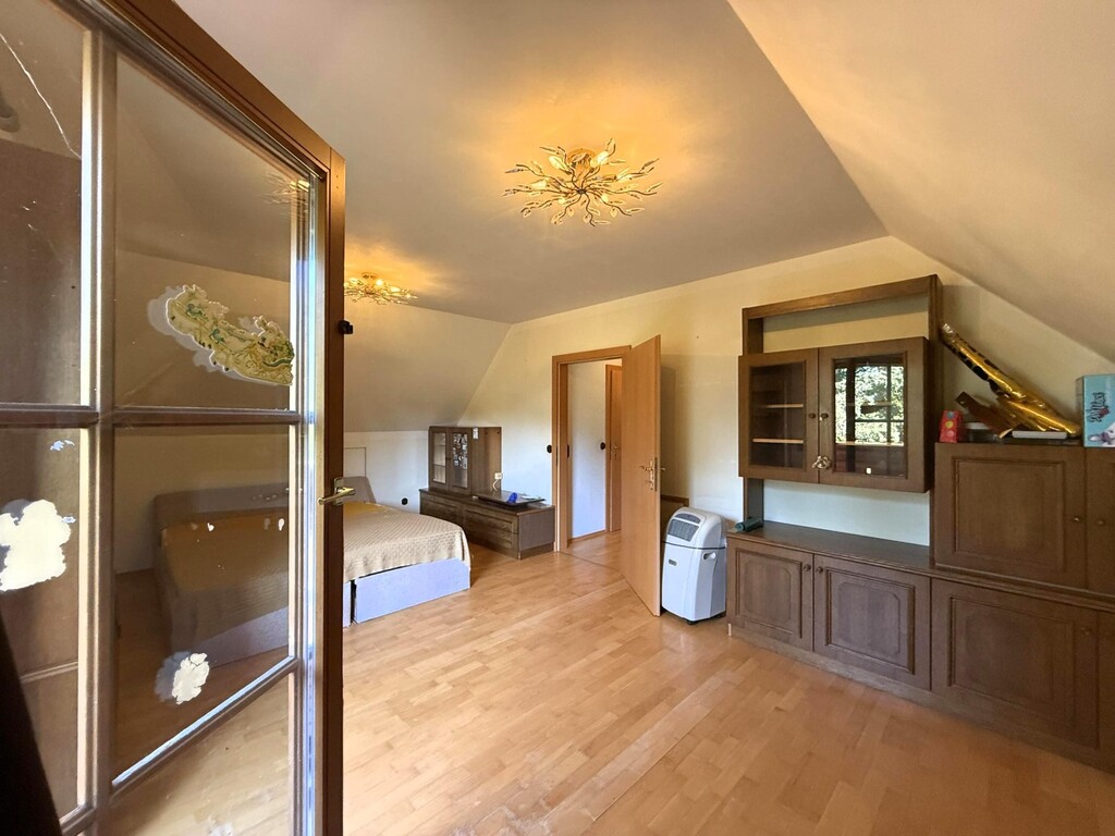 Schlafzimmer 3 von 3 mit Balkon im DG