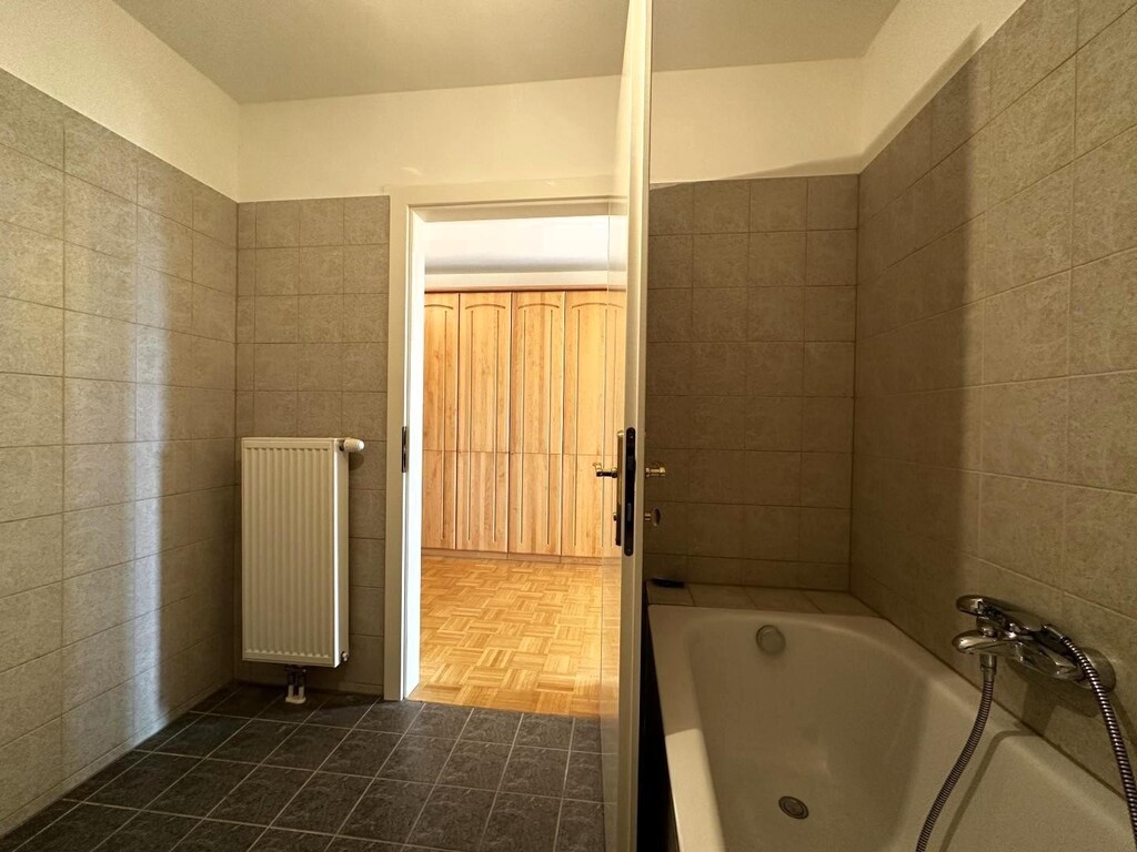 Badezimmer mit Badewanne, Waschbecken + WM-Anschl.