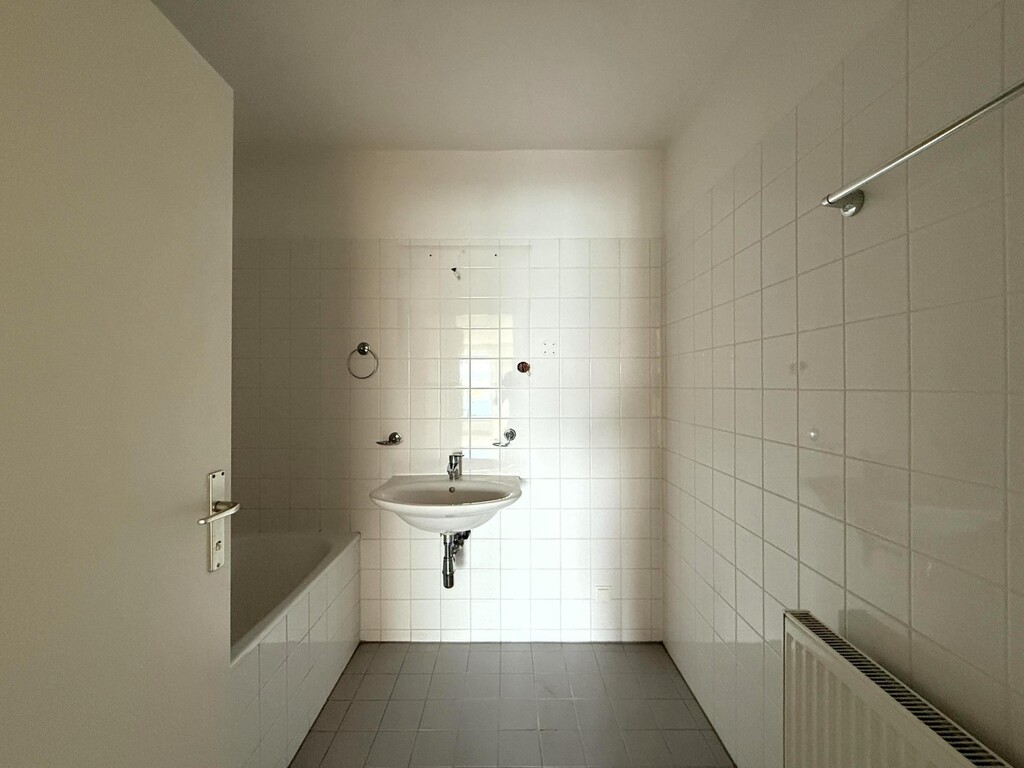 Bad mit Wanne, Waschbecken und WM/WT-Anschluss