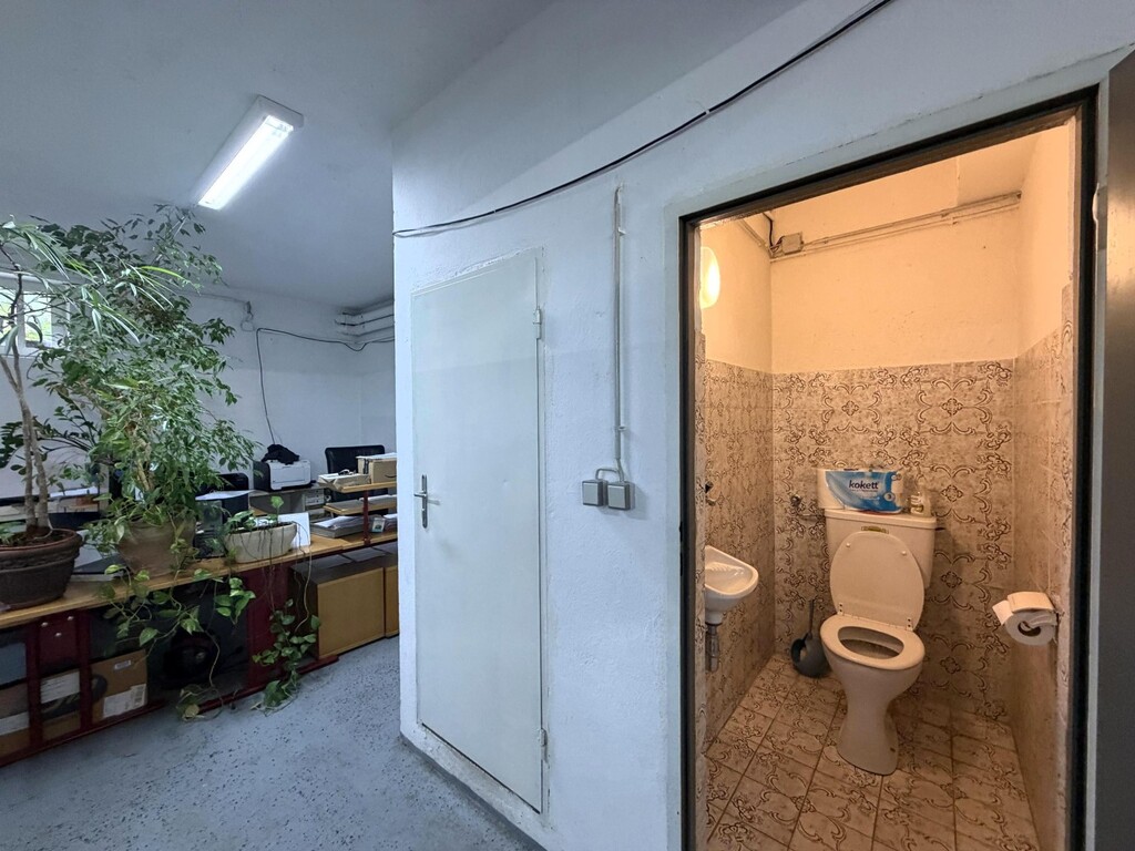 Lager/Büroabschnitt mit 2 Toiletten