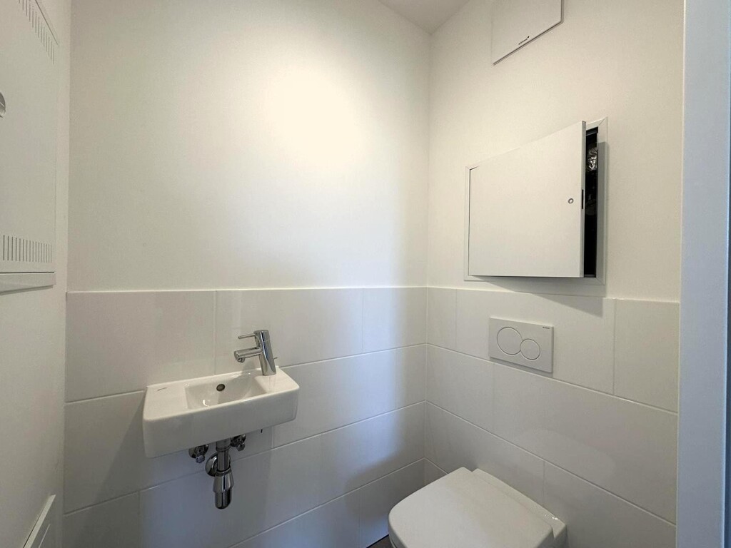 Toilette mit Nadwaschbecken