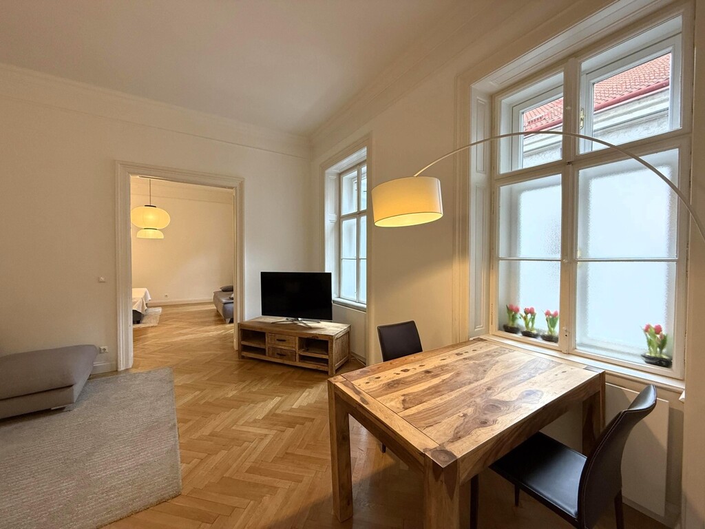 Wohn-/Essküche mit Sofa, Esstisch und TV, klimat