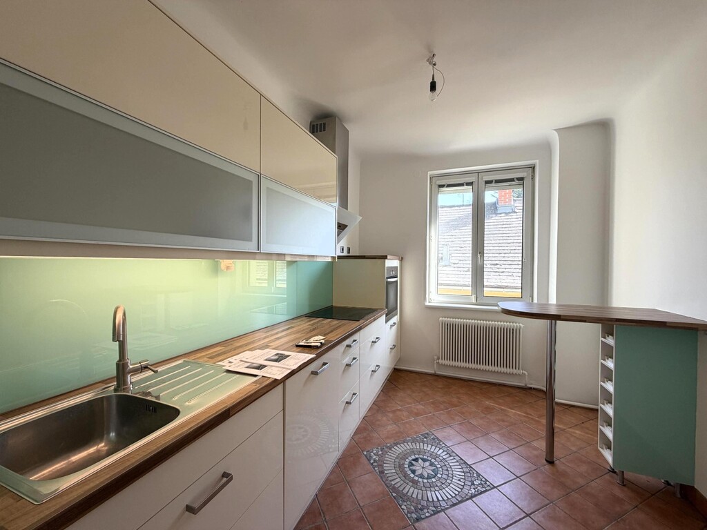 Küche im eigenen Raum mit Esstisch