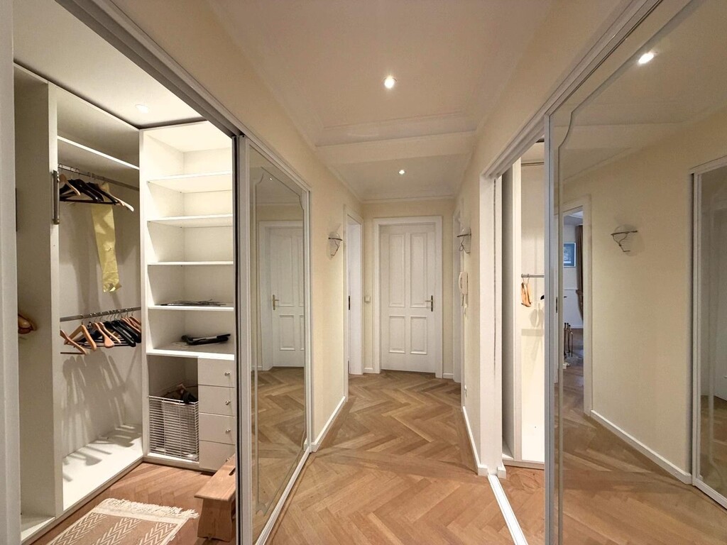 Zugang zum Masterbed/2 begehbare Schrankräume