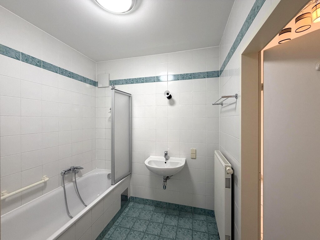 Bad mit Badewanne und Duschwand
