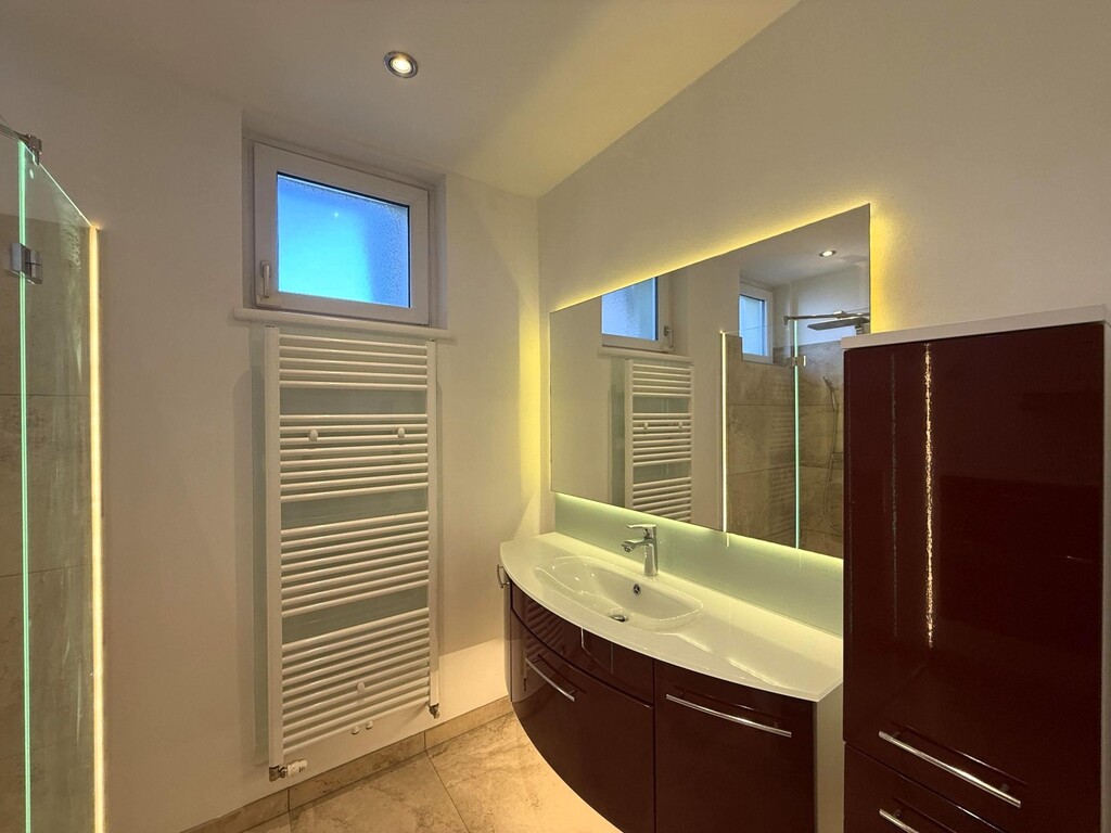 Bad mit Möb., Wandsp., DU, WM-Anschl., Handtuchtr.