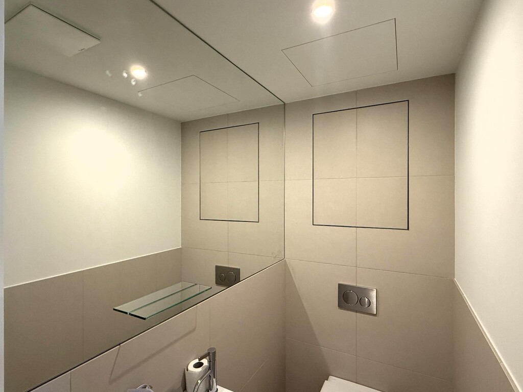 Gästetoilette mit grossem Wandspiegel