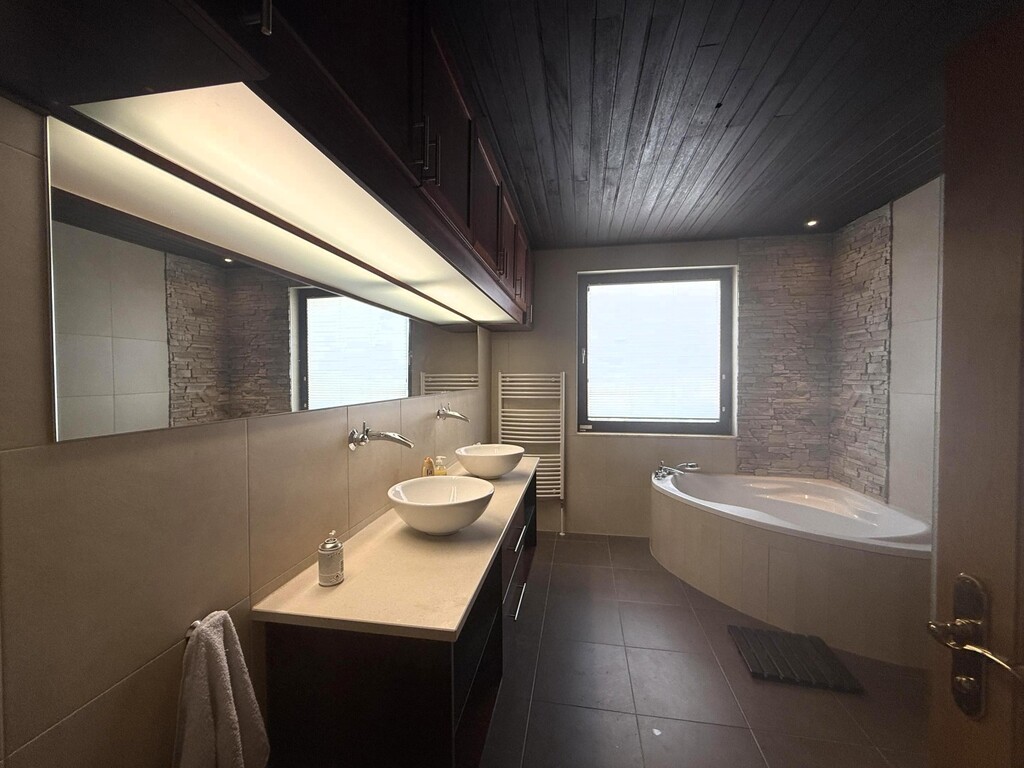 OG 1/Bad mit Du, Wanne + 2 WB