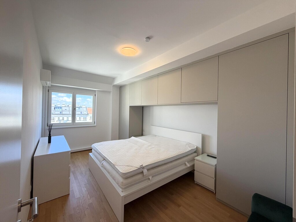 Schlafz.3/4, klimat., mit Bett und Einbauschrank