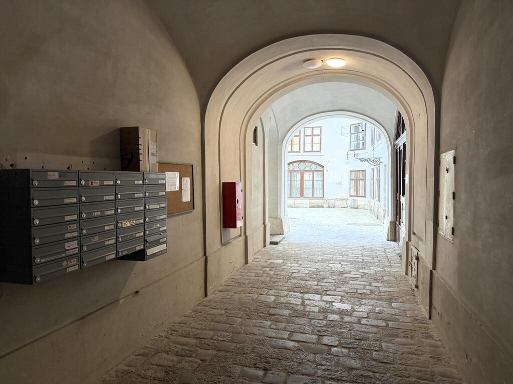 Altbauinnenhof/Eingang Wohnhausanlage
