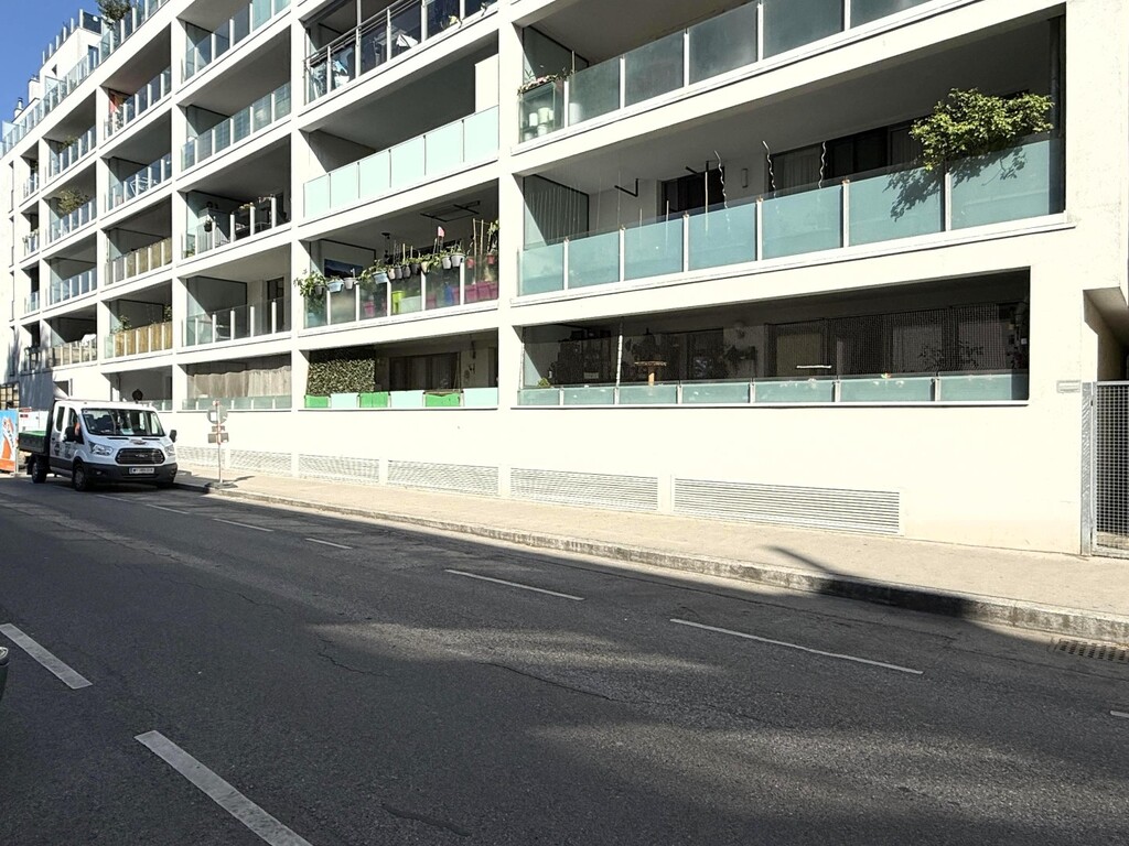 Wohnhausanlage/Strassenansicht