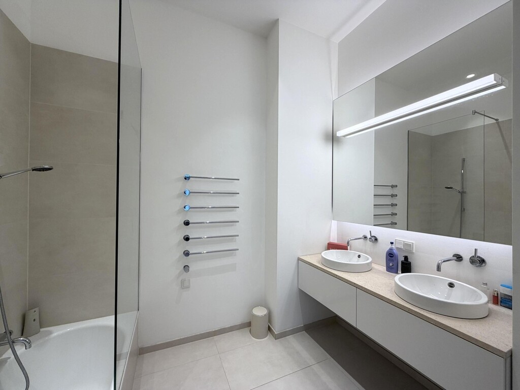 Bad en Suite mit WC, Wanne und Handtuchtrockner