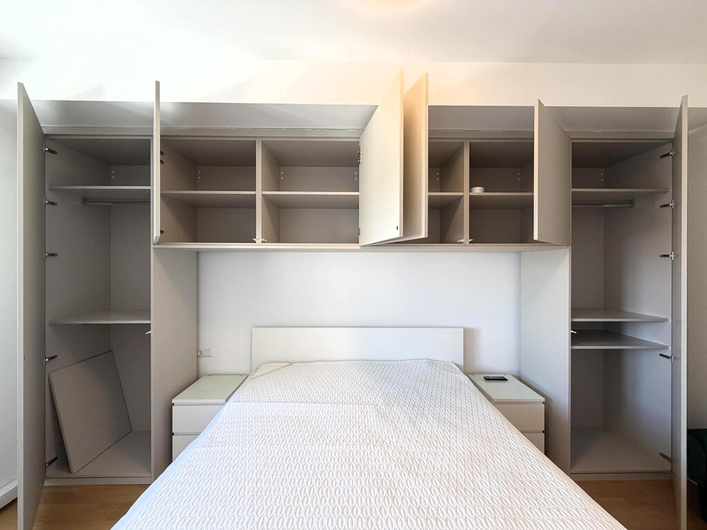 Schlafz.3/4, klimat., mit Bett und Einbauschrank