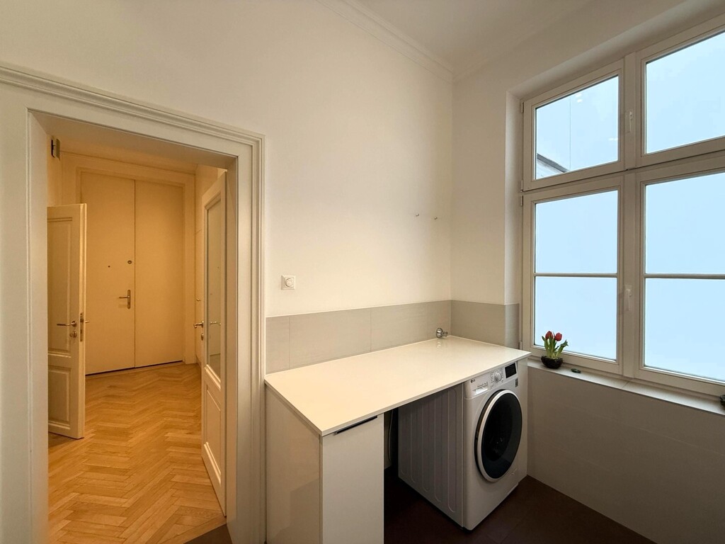 Bad mit Wanne und Duschglas, WM