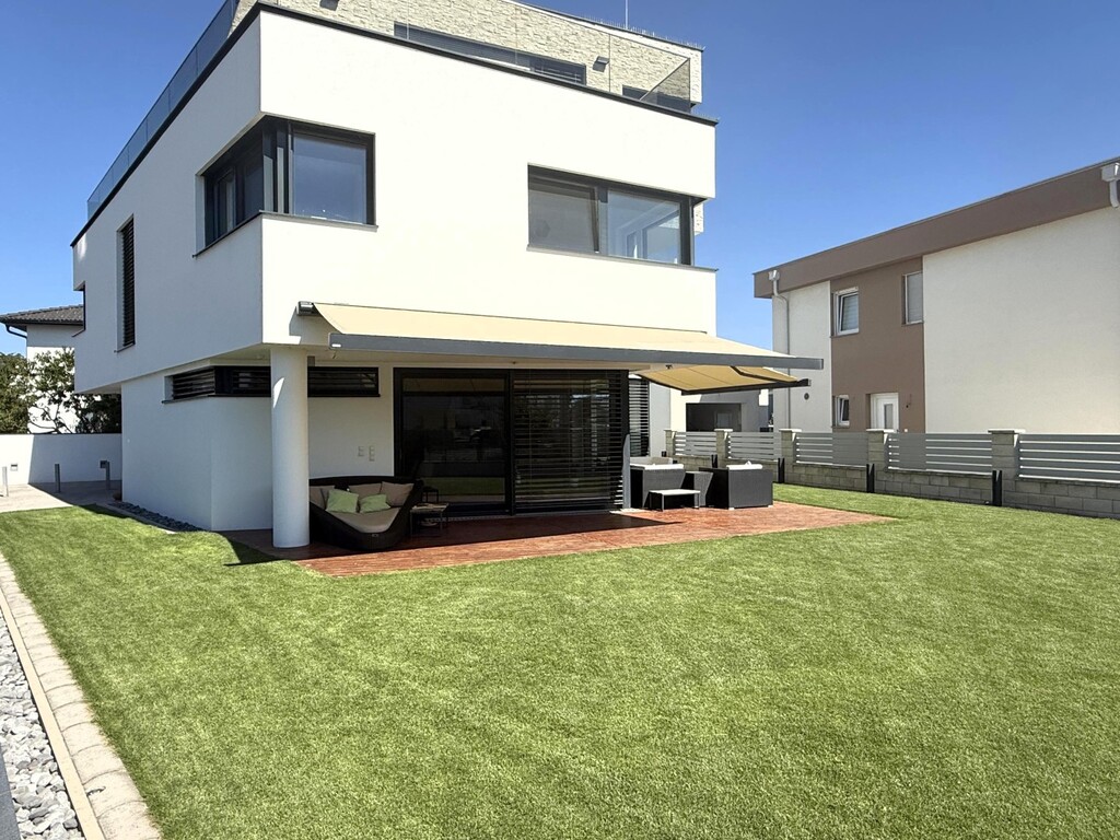 Gartenansicht/Villa in Stahlbetonbauweise