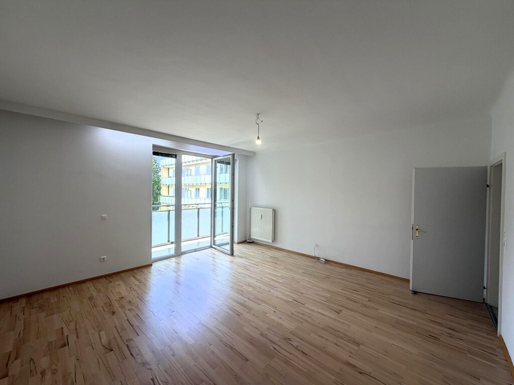 Wohnzimmer mit angeschlossener Loggia