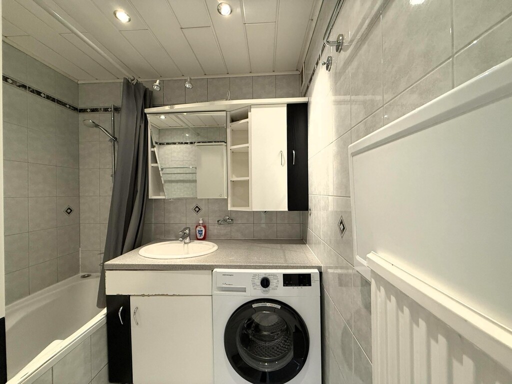 Badezimmer mit Wanne und WM