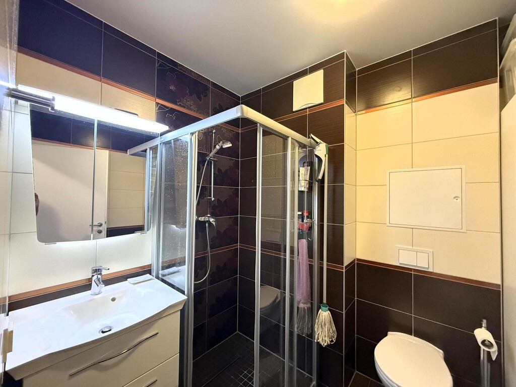 Badezimmer 1 von 2 mit Du, WC, Waschbecken