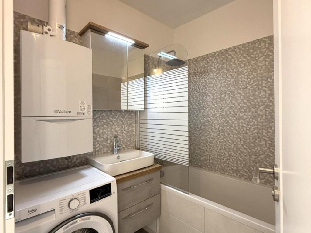 Bad mit Wanne, WB, Unterkasten, Leuchtspiegel + WM