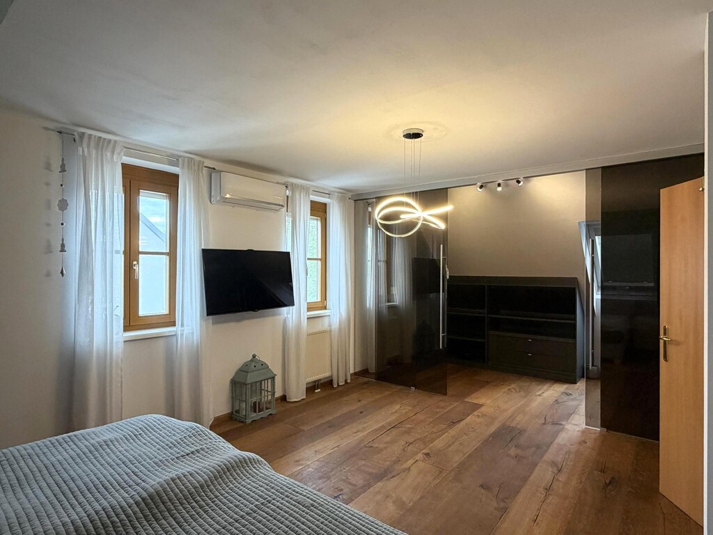 DG/Schlafzimmer, kimatisiert mit Schrankraum