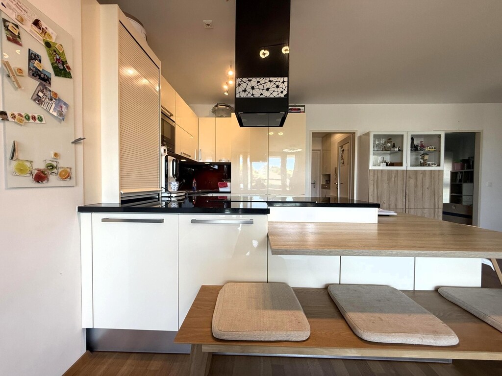 Living mit Designerküche und Geräte von Siemens