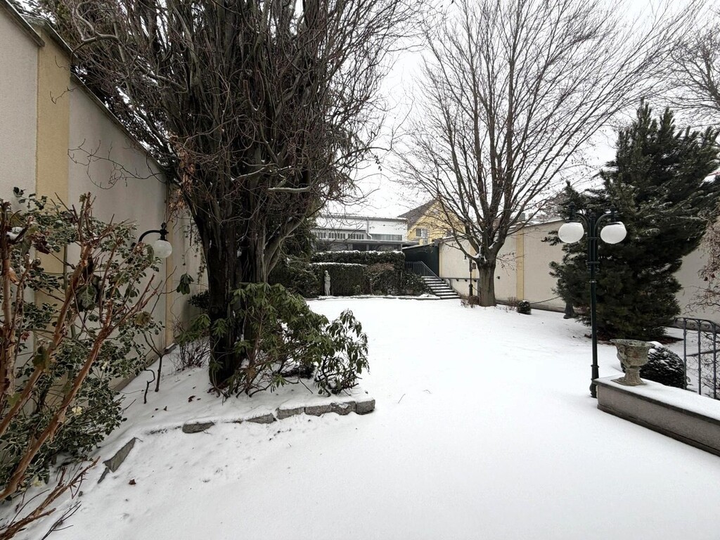 Masterbed/Blick in den Innengarten