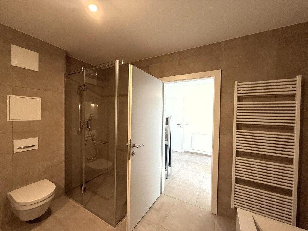 Badezimmer mit Wanne, Dusche, Handtuchtrockner