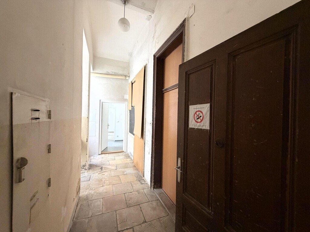 Flur zum Eingang Büro/Praxis