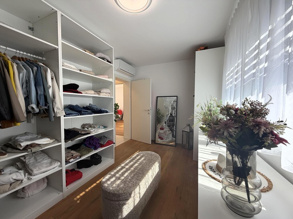 SZ 1/von 3 (derzeit als begehbare Garderobe)