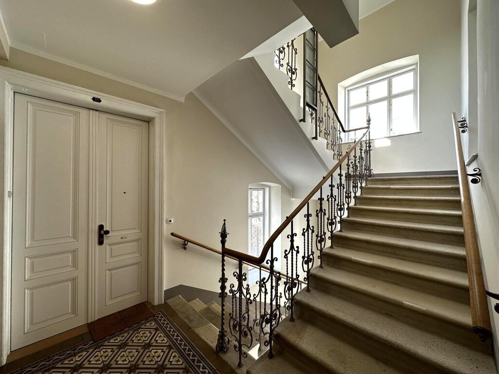 drittes Obergeschoss mit Lift/Wohnungseingang
