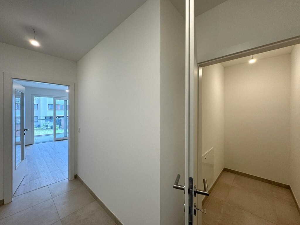 Wohnungseingang, Blick ins Abstell und Wohnzimmer