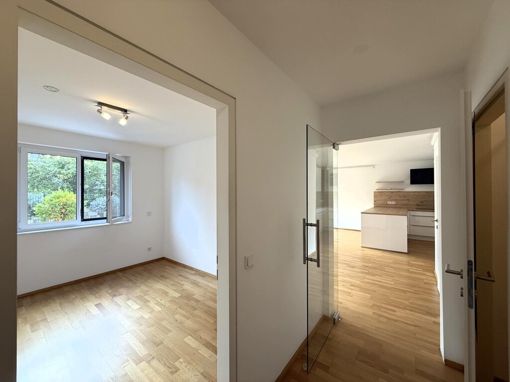 Wohnungseingang/Blick ins SZ und Wohnküche