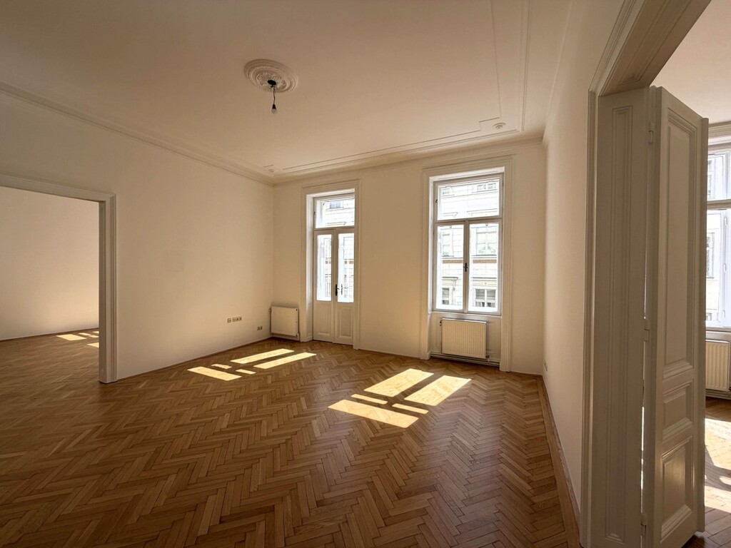 Zimmer 2 von 5 mit kleinem Balkon