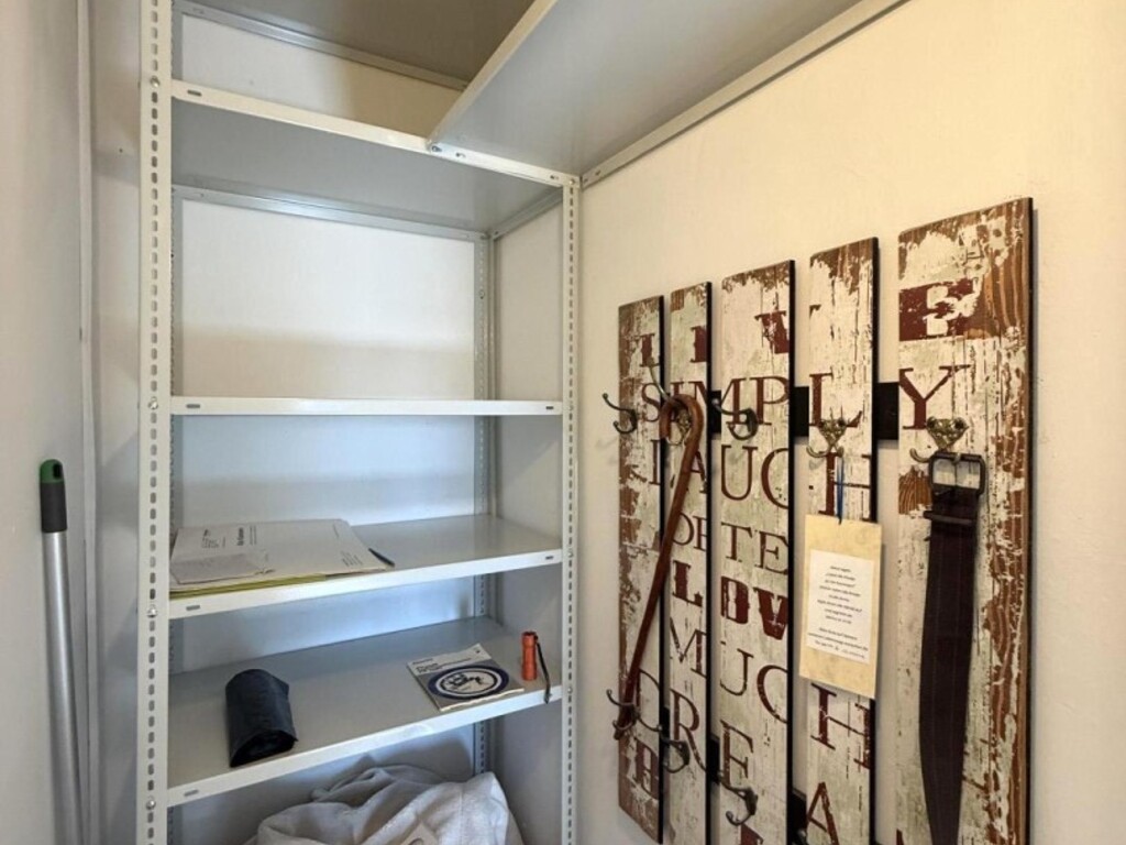 Garderobe/Abstell mit Glasschiebetür