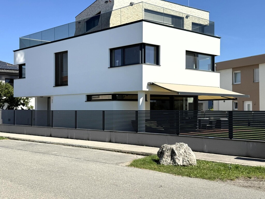 Aussenansicht/Villa in Stahlbetonbauweise