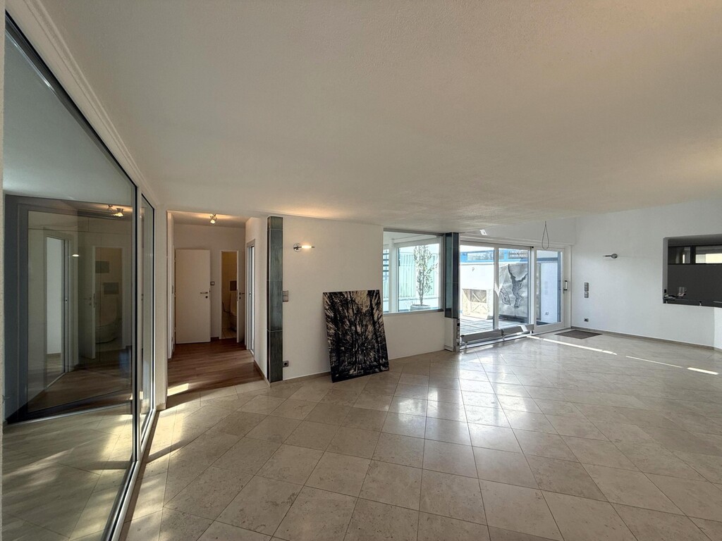 Wohnzimmer mit Ausgang zum Atrium