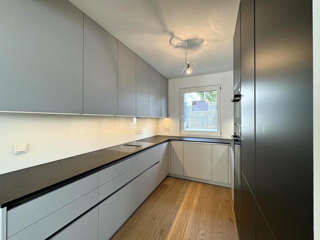 Designerküche mit Steinplatte und Geräte von Miele