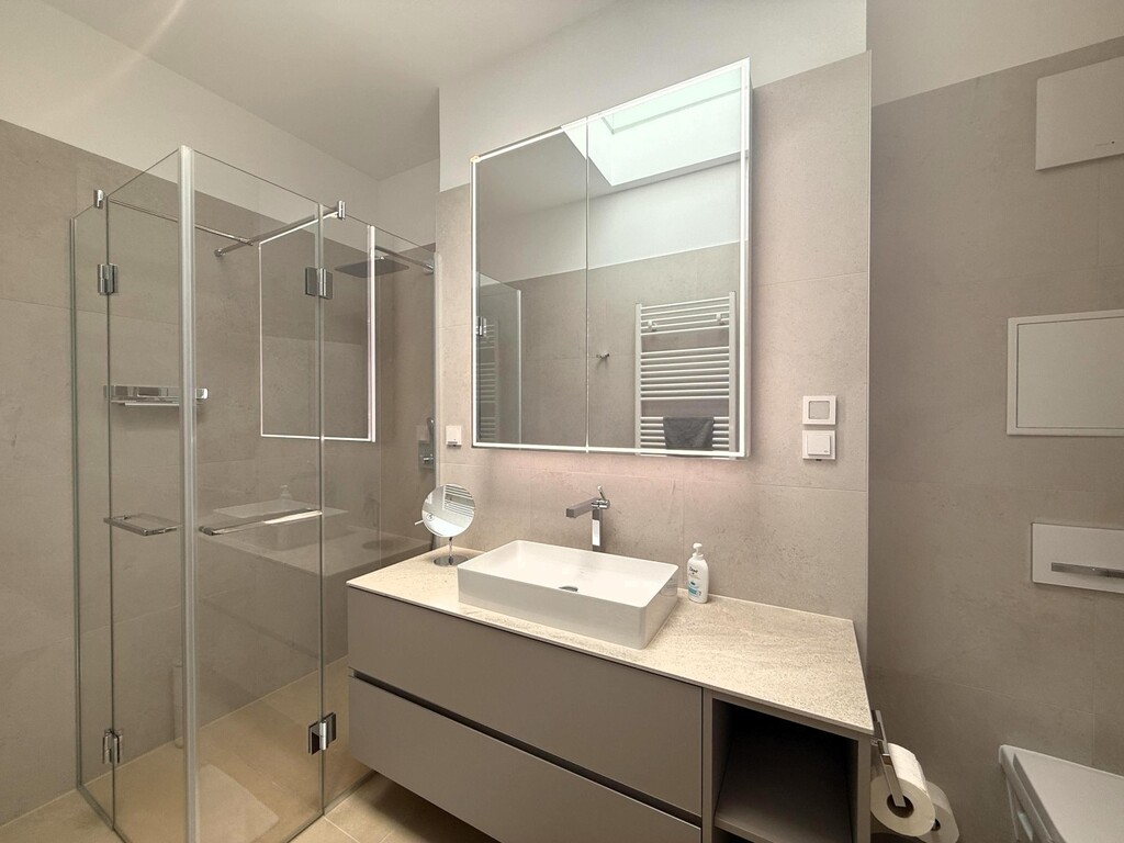 Junior Badezimmer mit Du, Wanne, Leuchtspiegel