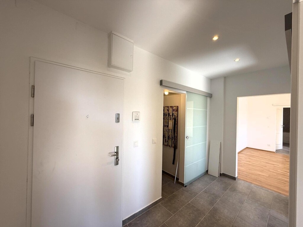 Wohnungseingang mit Garderobe