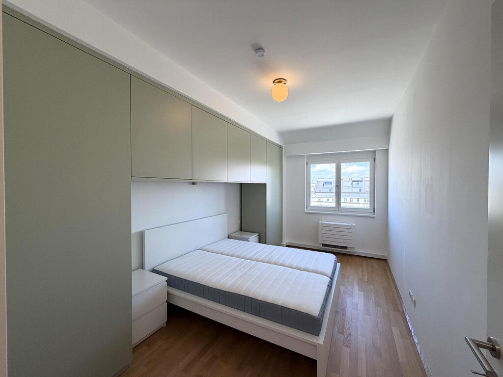 Schlafz.2/4, klimat., mit Bett und Einbauschrank