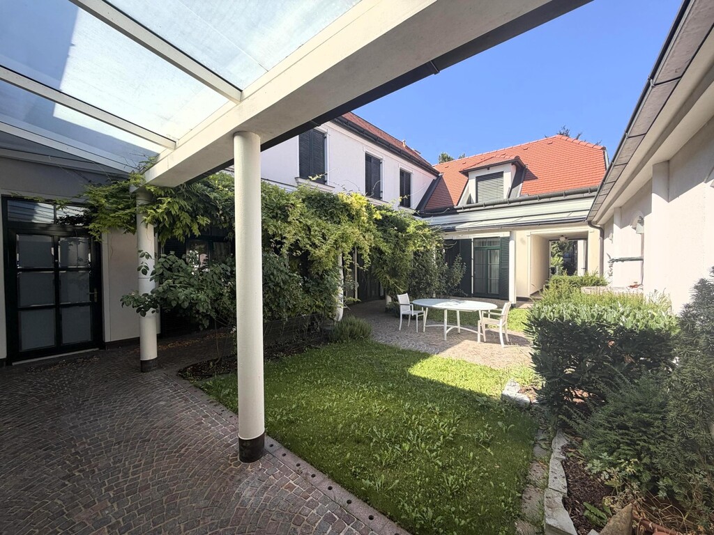 überdachter Liegenschaftseingang/Garten
