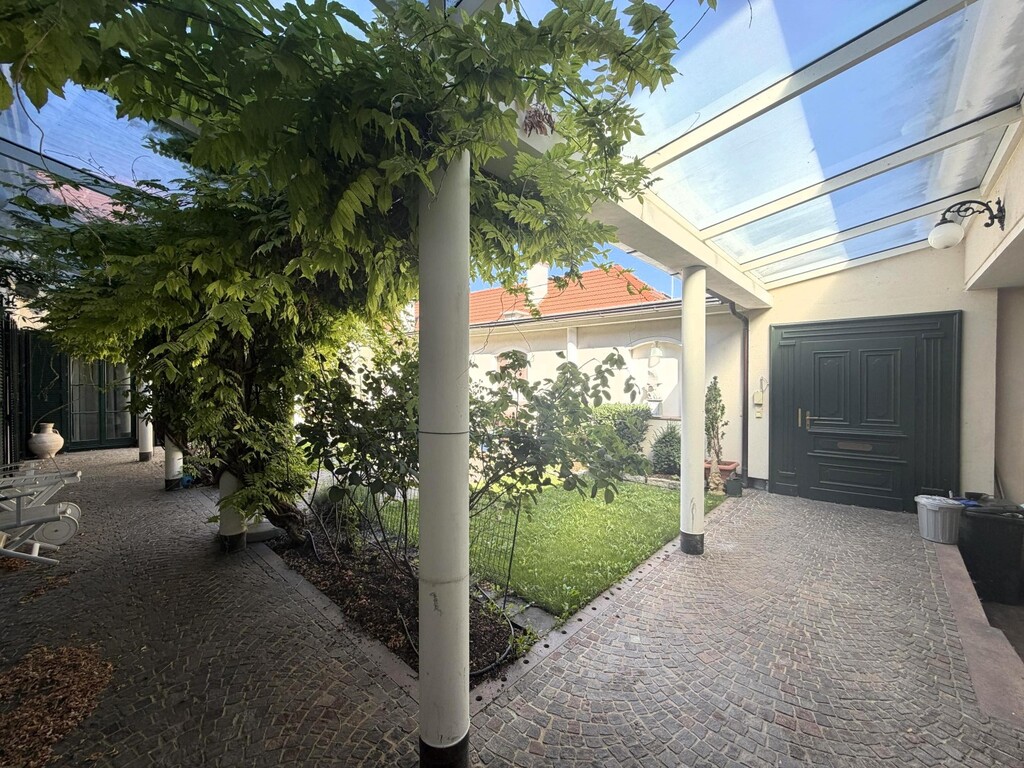 überdachter Liegenschaftseingang/Garten
