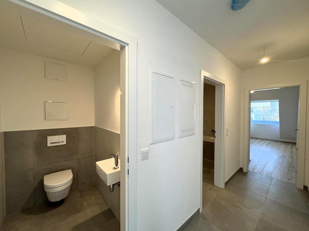 Verteilerflur/Gästetoilette/Bad/Schlafzimmer