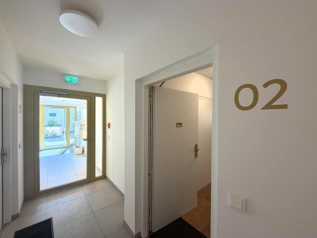 Modernes Stiegenhaus/Wohnungseingang