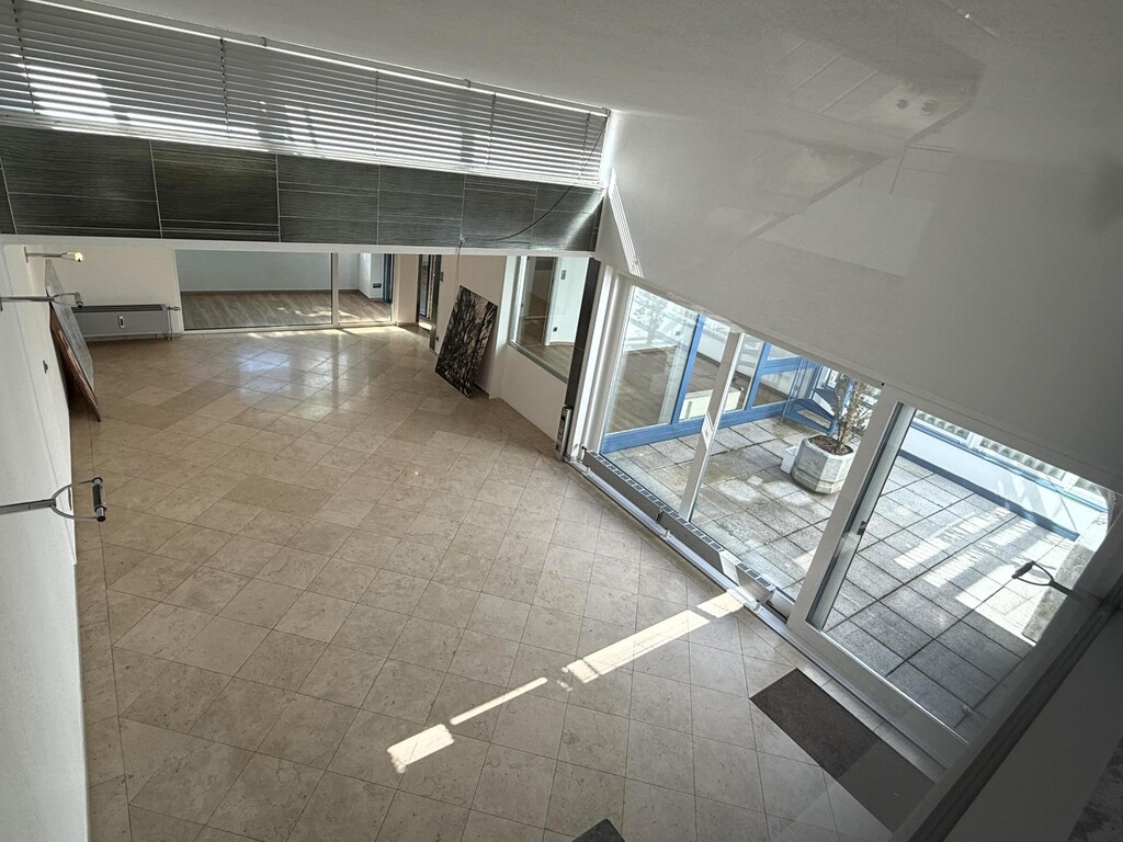 Blick ins Wohnzimmer vom DG/Loft