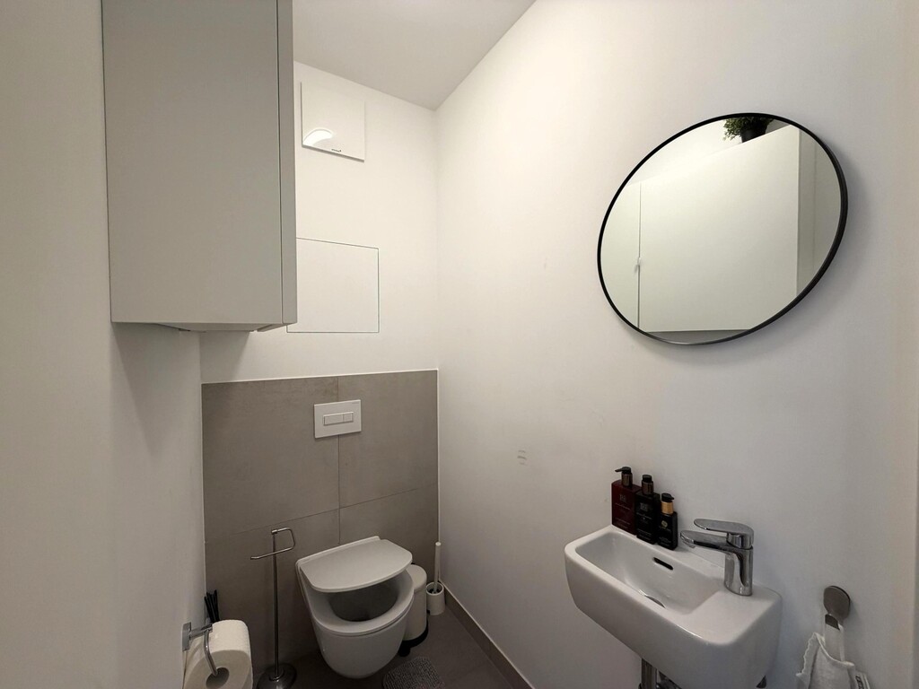 Toilette mit Handwaschbecken