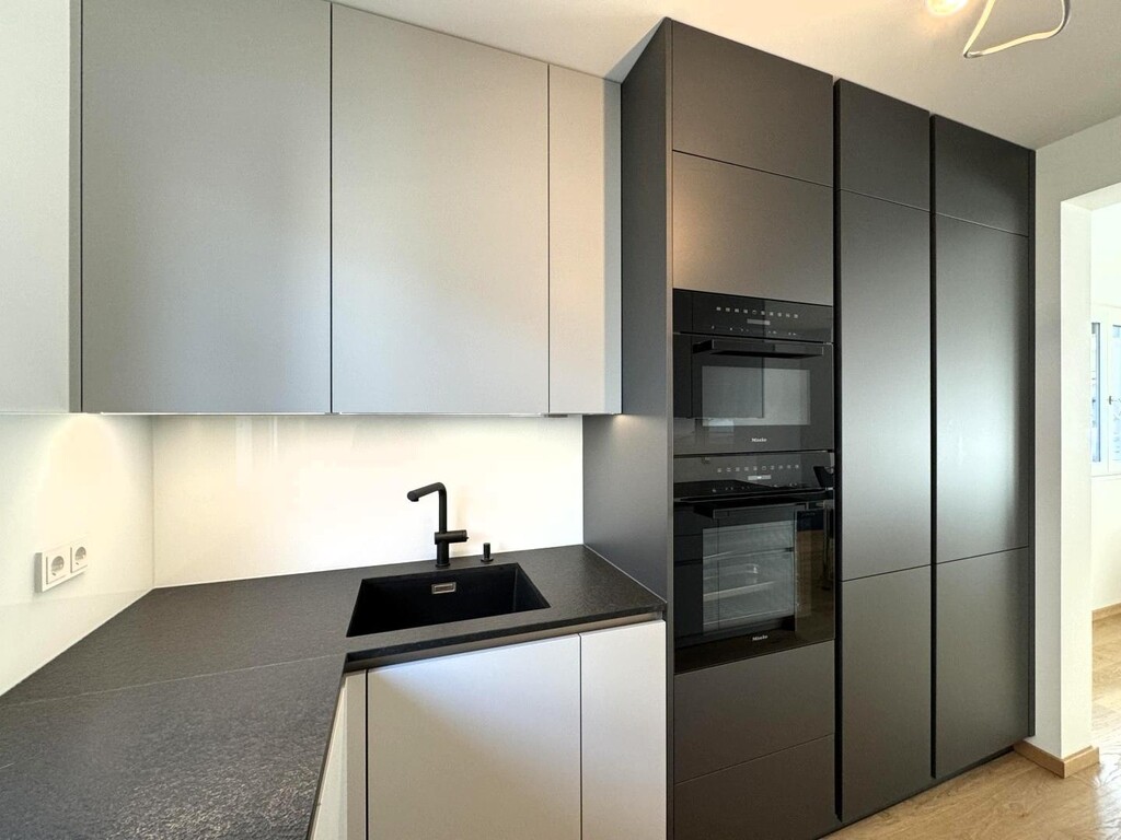 Designerküche mit Steinplatte und Geräte von Miele