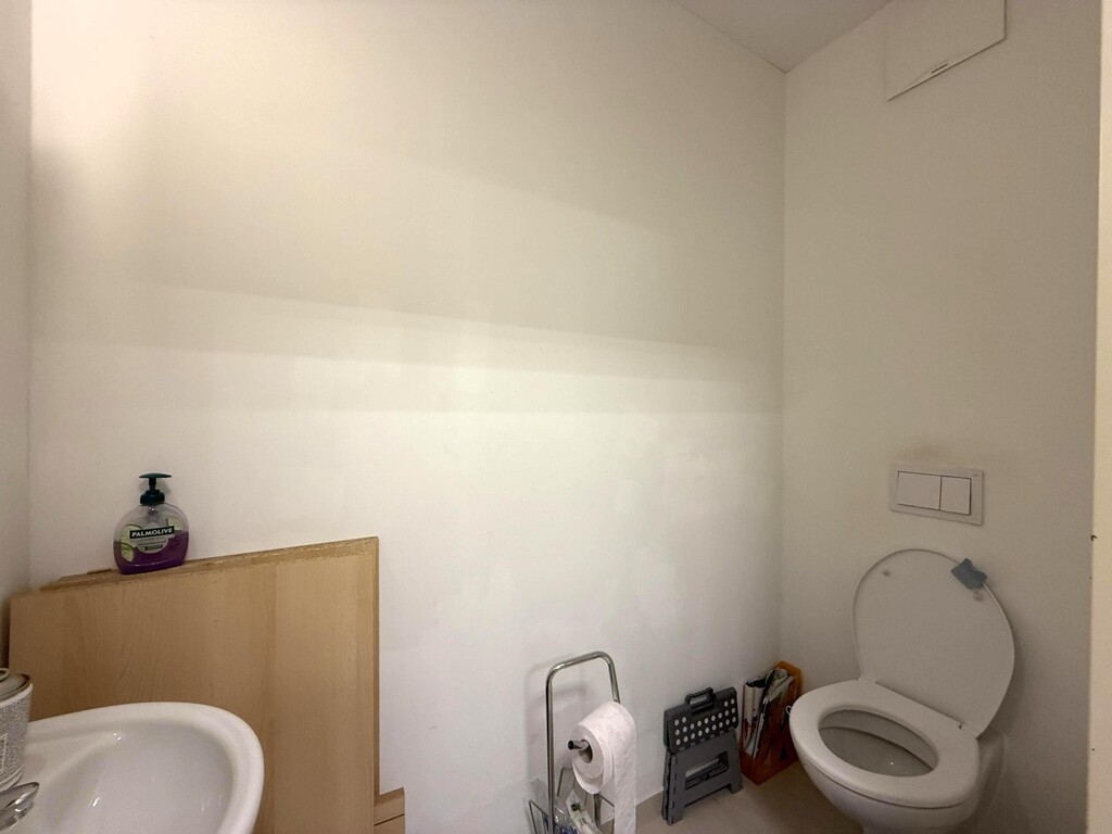 Gäste-Toilette mit Handwaschbecken