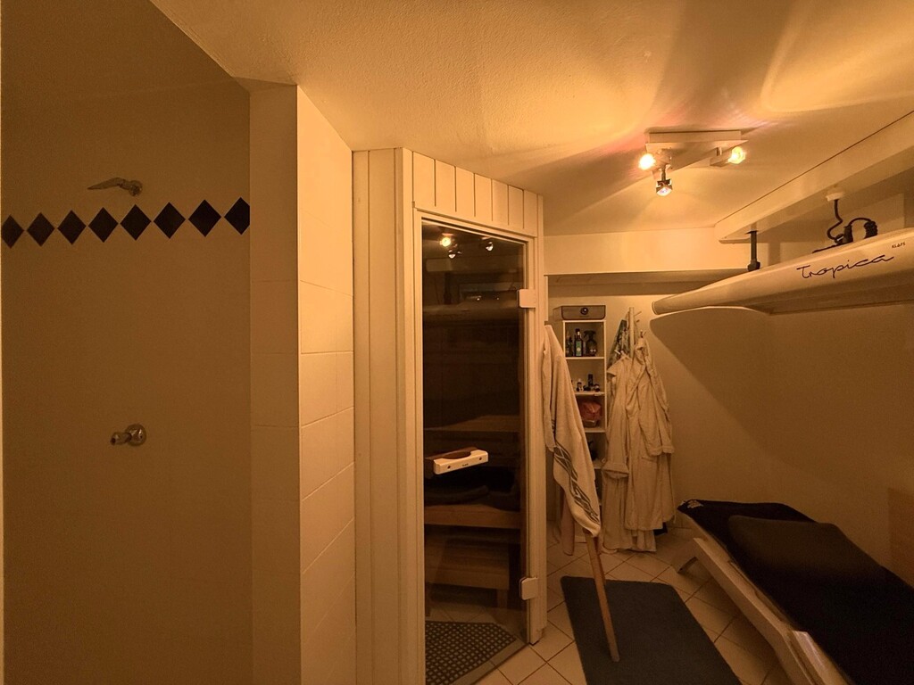 Wohnkeller/Sauna mit Dusche (Bad 3 von 3)