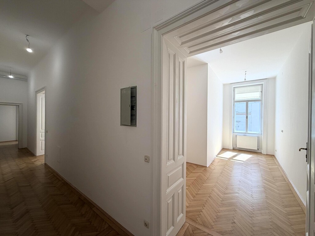 Wohnungseingang/Flur/Blick ins Zimmer 1 von 5